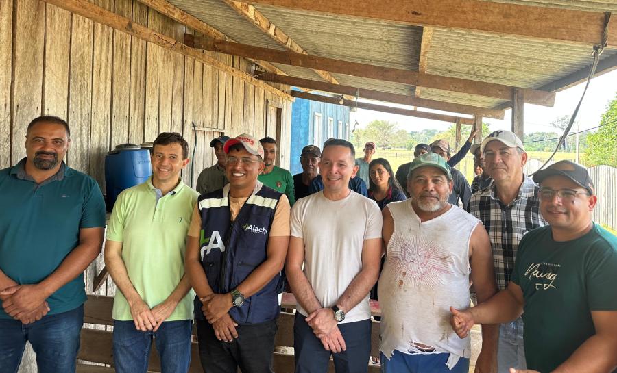 Sem energia e ramal, moradores da comunidade Castanheira recebem visita de Velloso, que articula melhorias